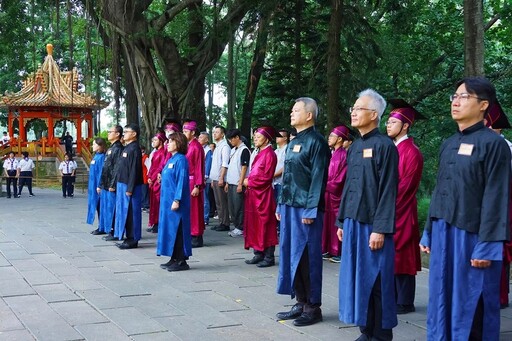 大成至聖先師2574週年誕辰 黃敏惠分送智慧糕、筆為學子祈福