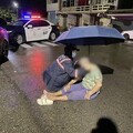 老婦雨夜跌坐車道 臺西巡警發現急解危