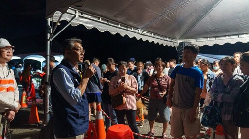 屏東史上最狂街頭天文 1500人佳樂水冒雨追紫金山彗星