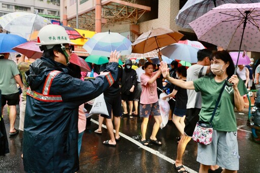 龜速前進山陀兒逼近高雄 陳其邁視察防颱慰問同仁辛勞