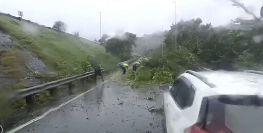 無論颳風下雨 國道警察的守護一直都在