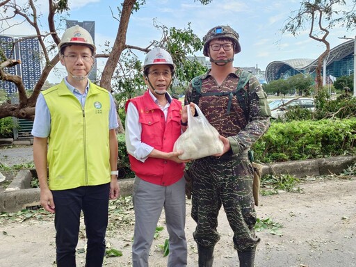 山陀兒颱風重創高雄 國軍支援工務局全力清理恢復市容