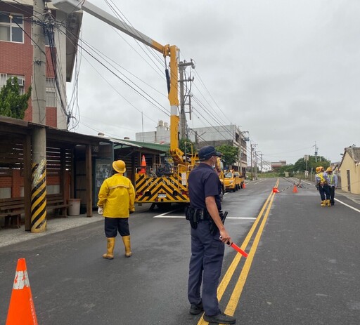 颱風天電線掉落北港警即時到場交管 維護民眾安全