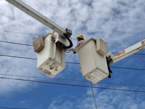 台屏東台電漏夜持續傾力搶修 停電93,706戶已復電74,000戶