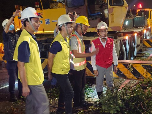 高雄主要道路樹障搶通 林欽榮夜視察次要道路清理進度