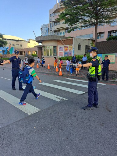 小港警維安通學路線 保障學童安全揪感心