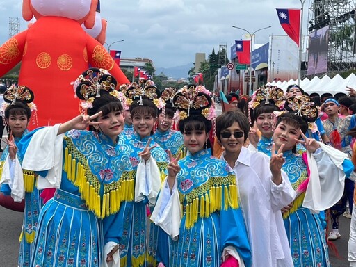 臺灣戲曲學院學生扮仙祈福 國慶大會演出守護台灣