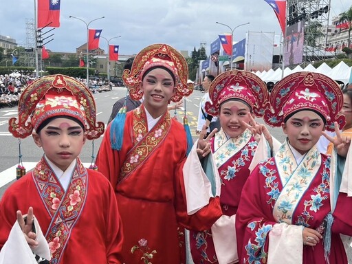 臺灣戲曲學院學生扮仙祈福 國慶大會演出守護台灣