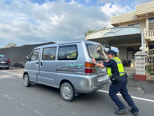 老翁駕車出遊沒油卡路中 熱心員警推車協助脫困