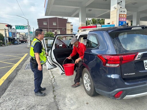 老翁駕車出遊沒油卡路中 熱心員警推車協助脫困