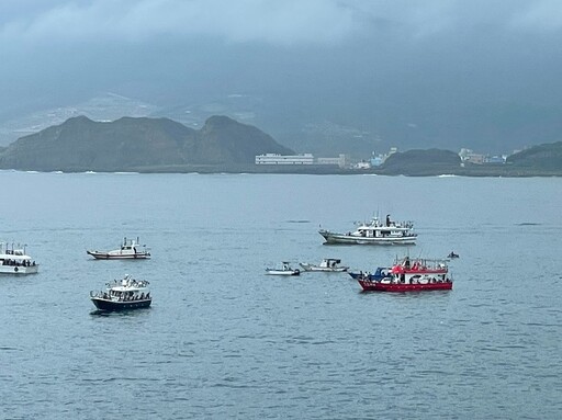 剝皮魚大豐收奇觀歷經四年再現 漁船忙捕撈齊聚望海巷潮境海灣