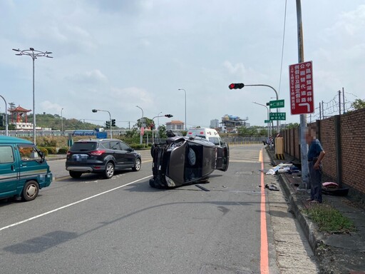 交通亮紅燈 三民區金鼎路車禍自撞翻車事故多