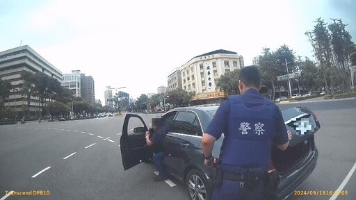 車輛路中突故障 尖峰車流民權警助推車