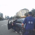 車輛路中突故障 尖峰車流民權警助推車