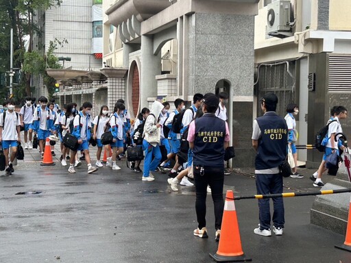 高雄市警局啟動「護童專案」 提供校園安全通道及交通疏導