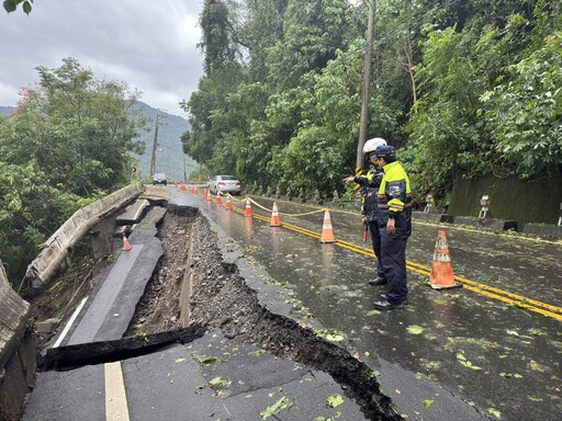 六龜區台27線2.5K處路基流失 警封閉道路管制