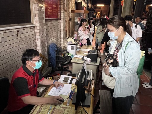 嘉義城隍廟守護愛寵 點「寵物平安燈」送主人光明燈