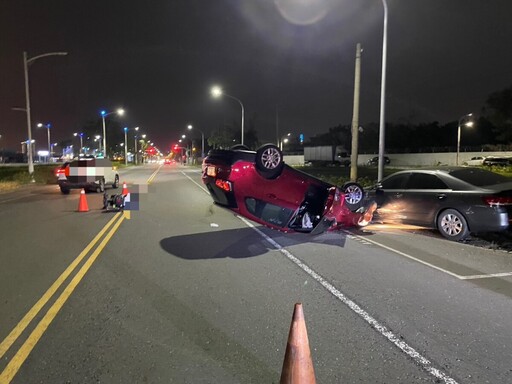 高雄前鎮汽車擦撞 女騎士左腳挫傷