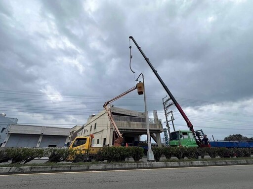 路燈傾斜臺西警現場維安 協助搶修恢復用路安全