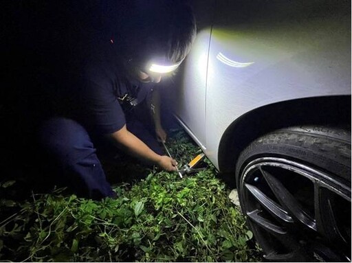 情侶山區迷航車卡駁坎 六龜警即時救援