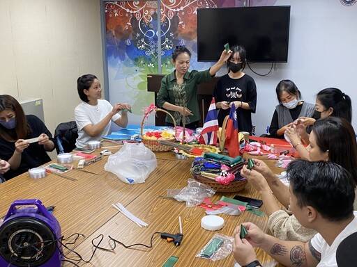 祈求來年順利 移民署邀新住民手作泰國水燈