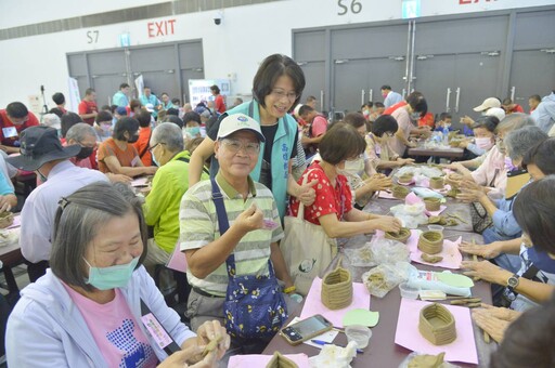 高雄郵局樂齡運動登場 健康講座×陶藝手作展現郵愛永續精神