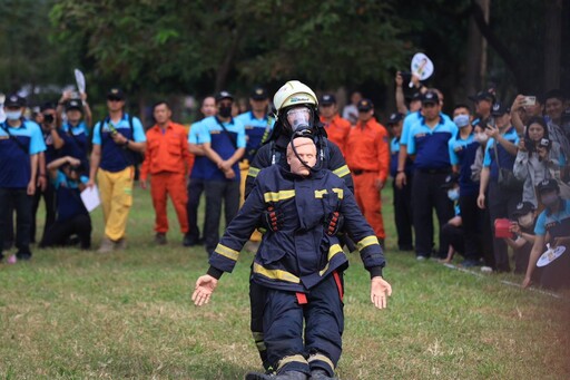 陳其邁為苓雅義消救護分隊 港都義消無人機分隊成軍授旗