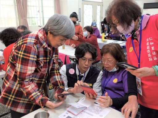 桃園智發會帶長輩「一起學AI」 94歲爺爺直呼「AI真好玩」