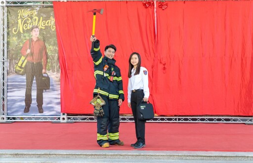 消防英雄蛇麼都平安 嘉縣消防桌曆威猛登場