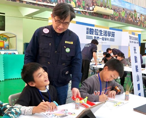 我們一起學AI 桃園智發會為偏鄉國小舉辦數位科技營隊