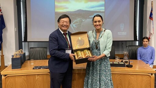 嘉義縣府團隊參訪羅托路亞市及陶波市 山美國小湖畔快閃演出