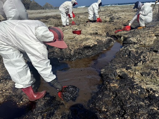 綠島鄉楠仔湖不明油污歷近一年清理完 環保局呼籲守護海洋生態與自然環境