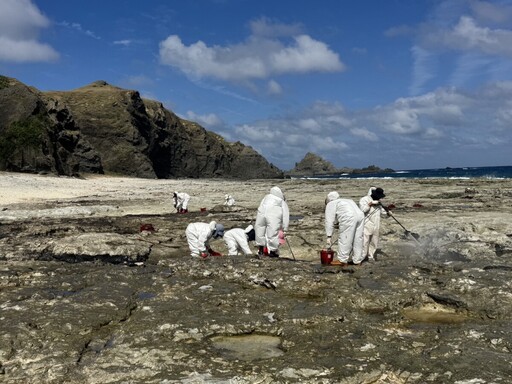 綠島鄉楠仔湖不明油污歷近一年清理完 環保局呼籲守護海洋生態與自然環境