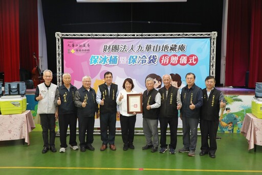 配合執行班班喝鮮乳政策 地藏庵捐贈嘉市國小及公立幼兒園保冰桶暨保冷袋