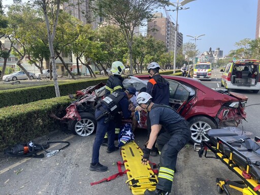 高雄新興區自小客自撞分隔島！「4人受困車內」