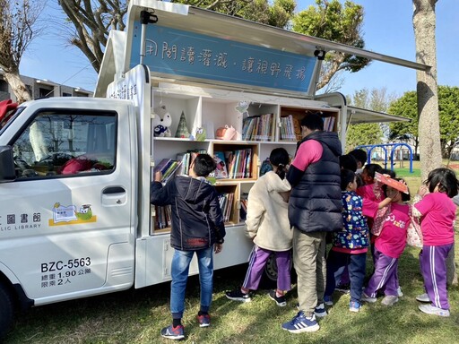 助力市民閱讀新體驗 宏致電子捐贈桃市行動旅讀圖書車