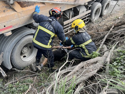 屏東聯結車自撞！捲輪下慘死