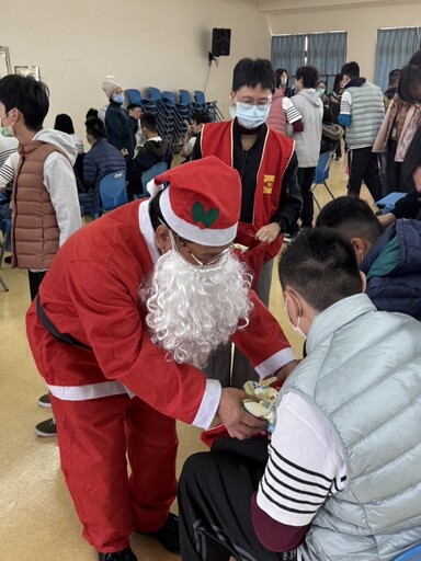 台電台中區處扮耶老 寒冬送暖華山基金會、惠明盲校、光音育幼院