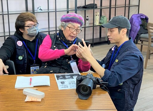 「桃園數位生活學苑」好評再加場 智發會x婦幼局讓姊姊妹妹一起學AI