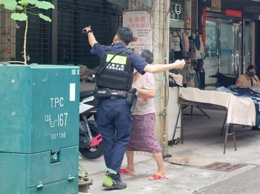 老婦市場迷途 民權暖警助返家