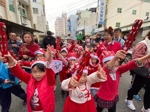 民雄公所辦歡樂聖誕踩街嘉年華 場面熱烈溫馨