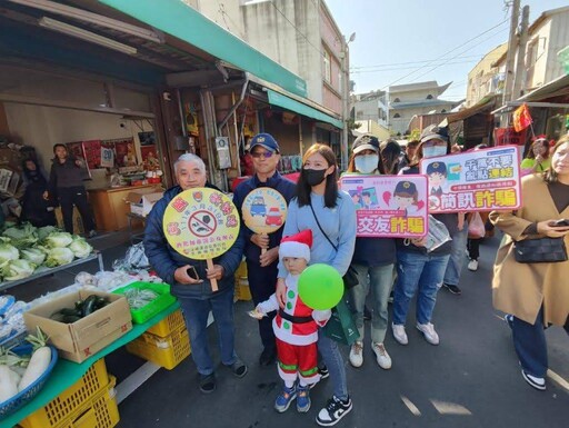 臺西警大手牽小手 聖誕踩街宣導交安與識詐