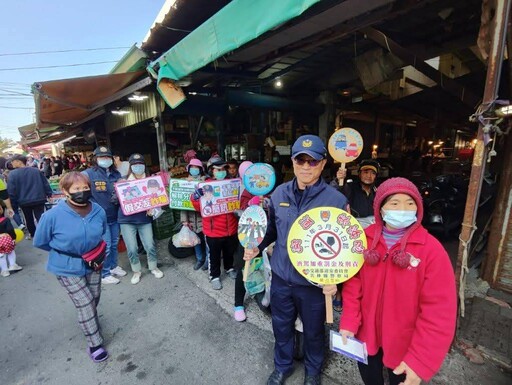 臺西警大手牽小手 聖誕踩街宣導交安與識詐