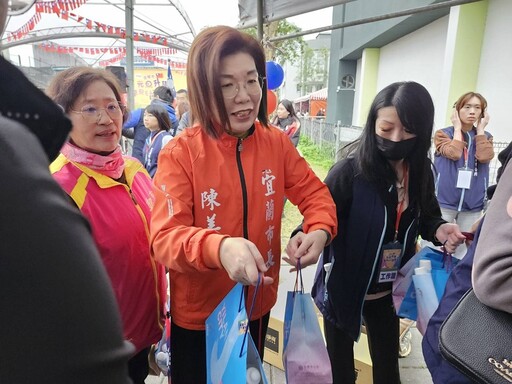 迎新年有創意 宜蘭市元旦升旗典禮送好禮享美食場面溫馨