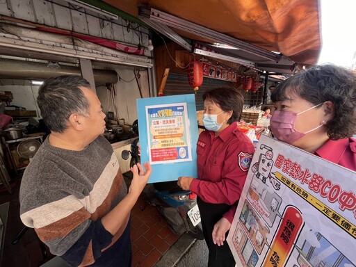 旗山消防隊前進旗山老街市場加強鄰里防火宣導 讓民眾平安過好年！