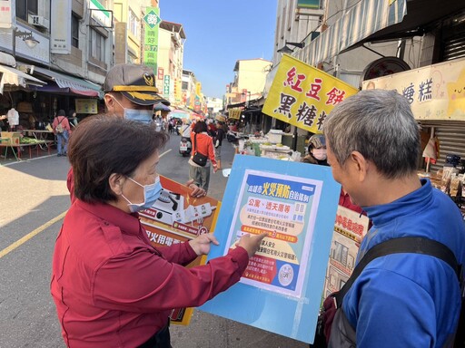 旗山消防隊前進旗山老街市場加強鄰里防火宣導 讓民眾平安過好年！