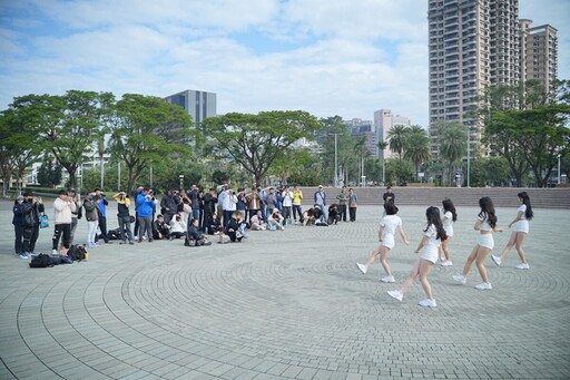 台鋼啦啦隊首度快閃文化中心 熱舞點燃逐夢熱情