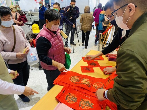 北港媽祖醫院邀名師揮毫贈春聯 蛇來運到福滿門