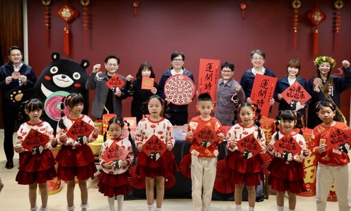 開箱限定版春聯開運小紅包 陳其邁賀市民好運蛇進來