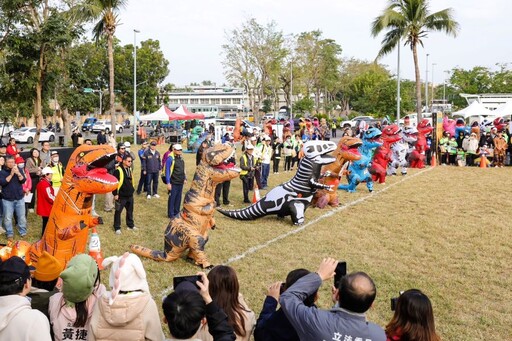 2025高富馬首日200多隻恐龍競速狂奔 陳其邁穿上恐龍裝同樂